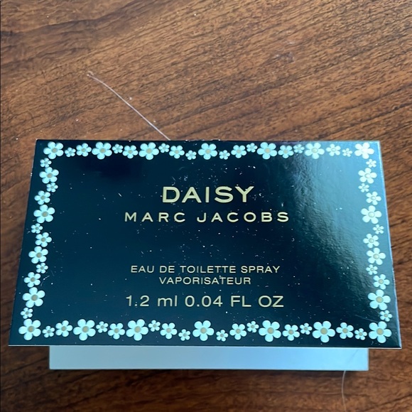 Marc Jacobs Fragrance Daisy 0.04oz - Picture 2 of 4